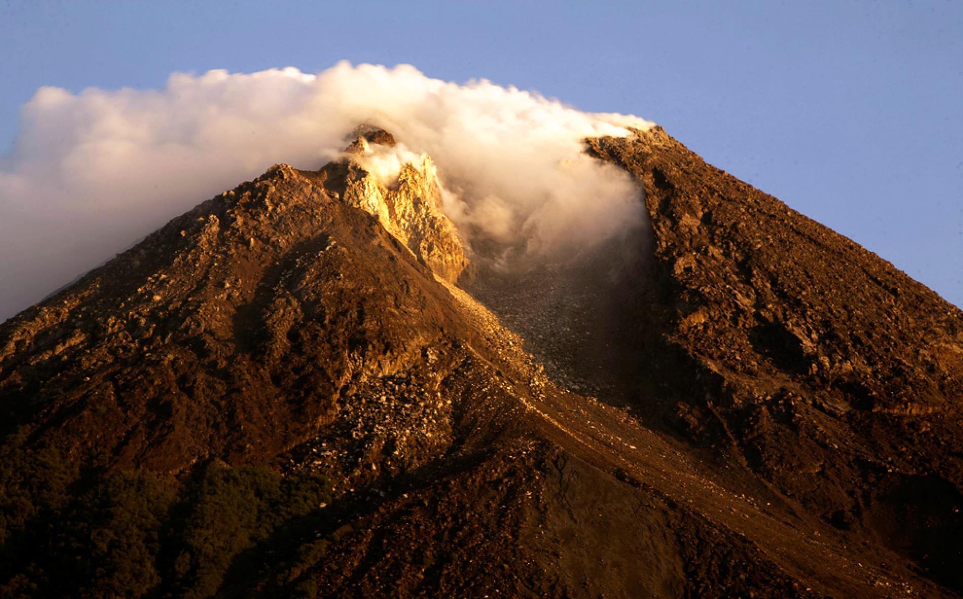  Merapi  off limits to tourists TTR Weekly
